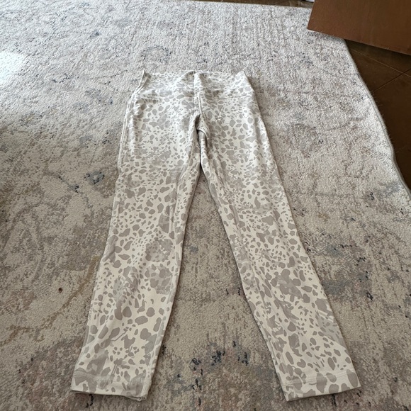 Patterned Lulu Leggings Size 8 - Picture 4 of 5